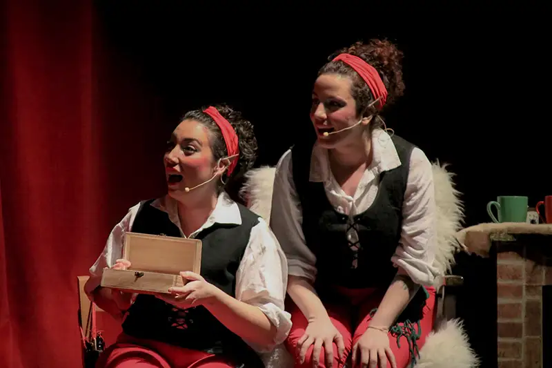 Mari Juri y Juri Mari en una escena del espectáculo "Gabon Kontua - Cuento de Navidad", en el Teatro Barakaldo